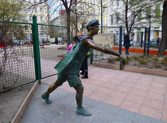 Newpaper Boy Statue, Boedapest